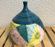 Carregar imagem no visualizador da galeria, Pote de cerâmica com tampa