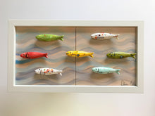 Carregar imagem no visualizador da galeria, Quadro cardume com 7 mini sardinhas 23,5x 43,5cm