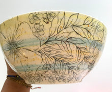 Carregar imagem no visualizador da galeria, Tigela Grande de cerâmica pintada à mão - Floral