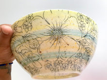 Carregar imagem no visualizador da galeria, Tigela Grande de cerâmica pintada à mão - Floral