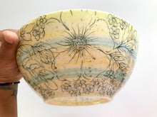 Carregar imagem no visualizador da galeria, Tigela Grande de cerâmica pintada à mão - Floral