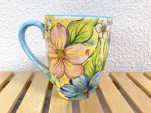 Carregar imagem no visualizador da galeria, Caneca floral de Cerâmica, pintada à mão