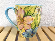Carregar imagem no visualizador da galeria, Caneca floral de Cerâmica, pintada à mão