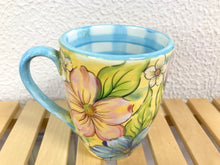 Carregar imagem no visualizador da galeria, Caneca floral de Cerâmica, pintada à mão