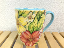 Carregar imagem no visualizador da galeria, Caneca floral de Cerâmica, pintada à mão