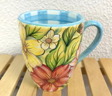 Carregar imagem no visualizador da galeria, Caneca floral de Cerâmica, pintada à mão
