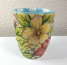 Carregar imagem no visualizador da galeria, Caneca floral de Cerâmica, pintada à mão