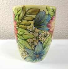 Carregar imagem no visualizador da galeria, Caneca floral de Cerâmica, pintada à mão