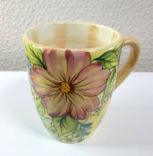 Carregar imagem no visualizador da galeria, Caneca floral de Cerâmica, pintada à mão