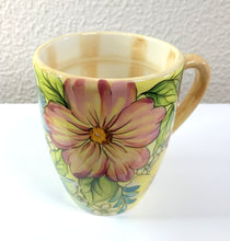Carregar imagem no visualizador da galeria, Caneca floral de Cerâmica, pintada à mão