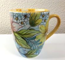Carregar imagem no visualizador da galeria, Caneca floral de Cerâmica, pintada à mão