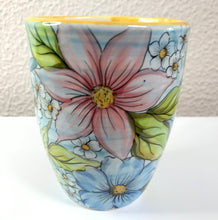 Carregar imagem no visualizador da galeria, Caneca floral de Cerâmica, pintada à mão