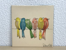 Carregar imagem no visualizador da galeria, Quadro Azulejo 20cm, pintado à mão, tema varal de pássaros, colorido, quadro decorativo, para penduarar, art, cerâmica