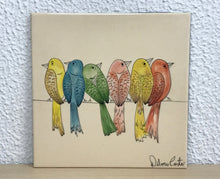 Carregar imagem no visualizador da galeria, Quadro Azulejo 20cm, pintado à mão, tema varal de pássaros, colorido, quadro decorativo, para penduarar, art, cerâmica