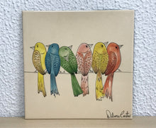 Carregar imagem no visualizador da galeria, Quadro Azulejo 20cm, pintado à mão, tema varal de pássaros, colorido, quadro decorativo, para penduarar, art, cerâmica