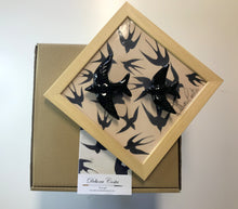 Carregar imagem no visualizador da galeria, Quadro Azulejo e Andorinhas, Clássica- 24x24cm