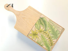 Carregar imagem no visualizador da galeria, Tábua de Madeira com Azulejo 50x22cm