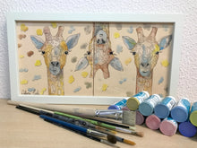 Carregar imagem no visualizador da galeria, Quadro de Azulejo, Pintado à Mão, com Moldura, Pintura Original, Girafas Coloridas, Pop Art, Decoração, Arte para Pendura, Quadro divertido