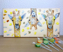 Carregar imagem no visualizador da galeria, Quadro com Pintura Girafas Coloridas, Pop Art, Pintura Pop, Arte para Pendura, Arte Figurativa, Quadro divertido, Tela, Impressão em Tela