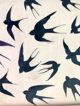 Carregar imagem no visualizador da galeria, Quadro Azulejo e Andorinhas, Tradicional Preto- 24x24cm