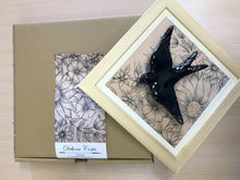 Carregar imagem no visualizador da galeria, Quadro Azulejo Andorinha, Floral - Filete Preto - 24x24cm