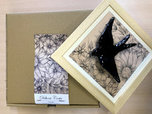 Carregar imagem no visualizador da galeria, Quadro Azulejo Andorinha, Floral - Filete Preto - 24x24cm