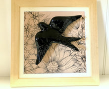 Carregar imagem no visualizador da galeria, Quadro Azulejo Andorinha, Floral - Filete Preto - 24x24cm