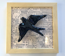 Carregar imagem no visualizador da galeria, Quadro Azulejo Andorinha, Urbano - Filete/Preto - 24x24cm