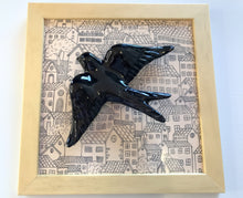 Carregar imagem no visualizador da galeria, Quadro Azulejo Andorinha, Urbano - Filete/Preto - 24x24cm