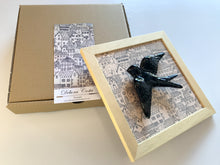 Carregar imagem no visualizador da galeria, Quadro Azulejo Andorinha, Urbano - Filete/Preto - 24x24cm