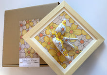 Carregar imagem no visualizador da galeria, Quadro Azulejo Andorinha, Margaridas/Amarelas - 24x24cm