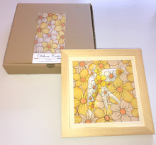 Carregar imagem no visualizador da galeria, Quadro Azulejo Andorinha, Margaridas/Amarelas - 24x24cm