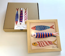 Carregar imagem no visualizador da galeria, Quadro Azulejo Sardinha, Divertidas/ Trio/ Super Colorido - 24x24cm