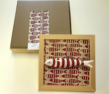 Carregar imagem no visualizador da galeria, Quadro Azulejo Sardinha, Listrado/ Vermelho- 24x24cm