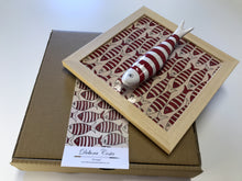 Carregar imagem no visualizador da galeria, Quadro Azulejo Sardinha, Listrado/ Vermelho- 24x24cm