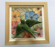 Carregar imagem no visualizador da galeria, Quadro Andorinha floral