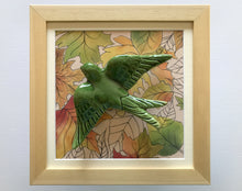 Carregar imagem no visualizador da galeria, Quadro Azulejo Andorinha, Outono/Verde - 24x24cm