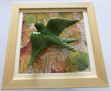 Carregar imagem no visualizador da galeria, Quadro Azulejo Andorinha, Outono/Verde - 24x24cm