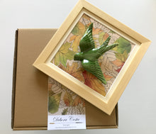 Carregar imagem no visualizador da galeria, Quadro Azulejo Andorinha, Outono/Verde - 24x24cm