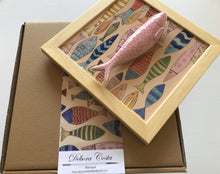 Carregar imagem no visualizador da galeria, Quadro Azulejo Sardinha, Alegria nunca é demais/ super colorido - 24x24cm