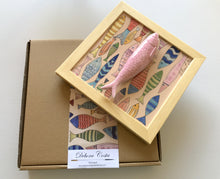 Carregar imagem no visualizador da galeria, Quadro Azulejo Sardinha, Alegria nunca é demais/ super colorido - 24x24cm