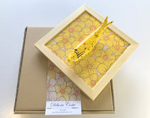 Carregar imagem no visualizador da galeria, Quadro Azulejo Sardinha, Margaridas/ Efeito/ Amarelas - 24x24cm