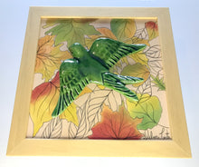 Carregar imagem no visualizador da galeria, Quadro Azulejo Andorinha, Outono/ Verde - 24x24cm