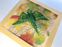 Carregar imagem no visualizador da galeria, Quadro Azulejo Andorinha, Outono/ Verde - 24x24cm