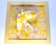 Carregar imagem no visualizador da galeria, Quadro Azulejo Andorinha, Margaridas/Amarelas - 24x24cm