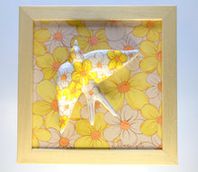 Carregar imagem no visualizador da galeria, Quadro Azulejo Andorinha, Margaridas/Amarelas - 24x24cm