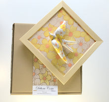 Carregar imagem no visualizador da galeria, Quadro Azulejo Andorinha, Margaridas/Amarelas - 24x24cm