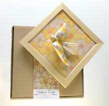 Carregar imagem no visualizador da galeria, Quadro Azulejo Andorinha, Margaridas/Amarelas - 24x24cm