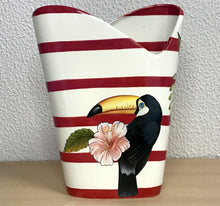 Carregar imagem no visualizador da galeria, Decorativo de Cerâmica, Produzido e Pintado à Mão, Pássaros Tropicais, Tucanos e Arara, Peça Autoral, Natureza na Decoração