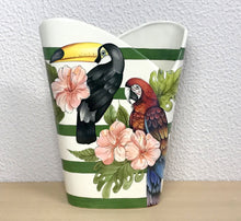 Carregar imagem no visualizador da galeria, Vaso Decorativo de Cerâmica, Produzido e Pintado à Mão, Pássaros Tropicais, Tucanos e Arara, Peça Autoral, Natureza na Decoração
